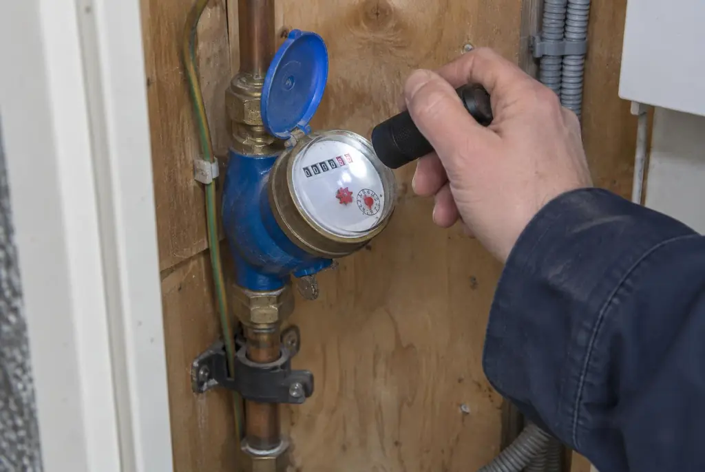 Lekdetectie Schiphol – watermeter in de meterkast controleren met een zaklamp